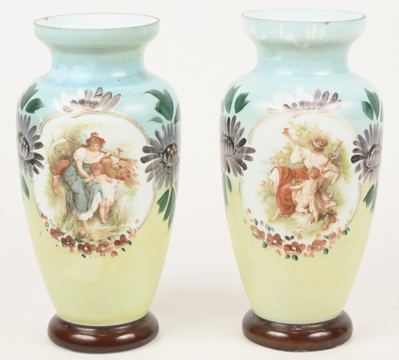 Een paar opaline vazen met een oogst en jacht thema in het decor.