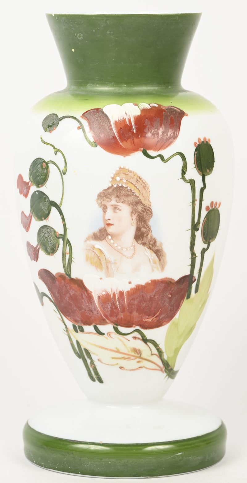 Franse opaline vaas met de afbeelding van een gekroonde vrouw.