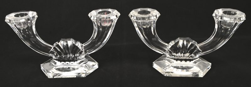 Een paar tweearmige kandelaars van geslepen kleurloos kristal. 1 van de 2 is getekend ‘Val Saint Lambert’.