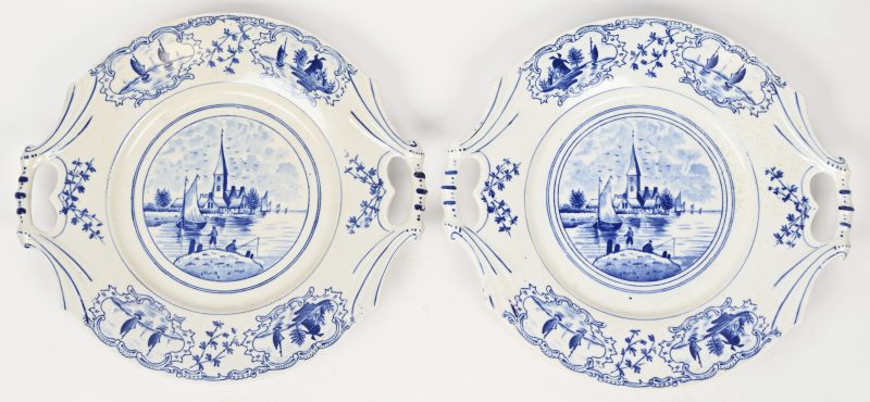 Twee Regout sierborden van blauw-wit aardewerk. Een kerk en boten in het decor.