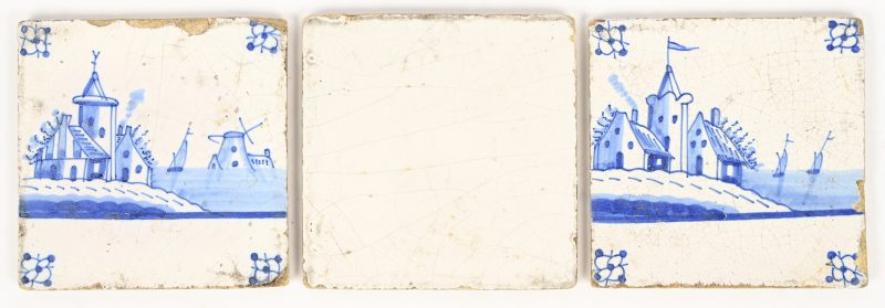 Een lotje van drie tegeltjes, 1 blanco en 2 met een blauw-wit decor van gebouwen en schepen. 19e eeuws.