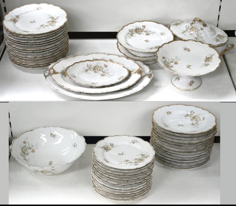 Een Brussels servies 14 platte borden, soepborden & dessert borden. 3 borden op voet. Een slakom, terrine met deksel, 3 serveerborden. Gemerkt Palais de Crystal.