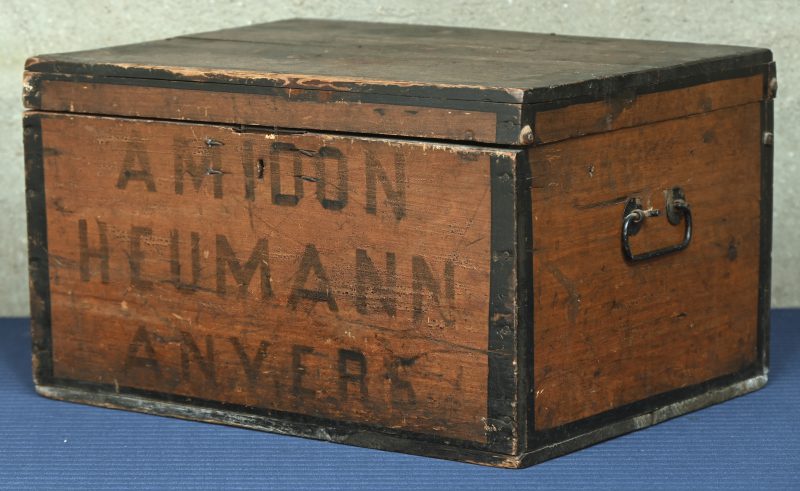 Oude kist voor stijfsel van 'Amidon Heumann Antwerpen'. Met aan de binnenkant van het deksel nog resten van de originele papieren reclame.