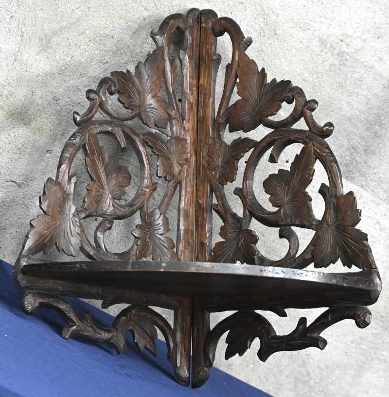 Houten wandrekje in Zwartewoudstijl. Hoekmodel.