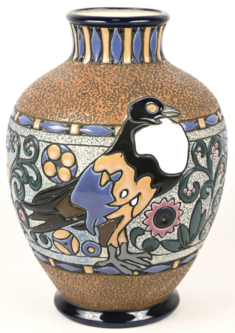 Een meerkleurig geglazuurde aardewerken art-deco vaas met een vogel in het decor, onderaan gemerkt Amphora, Czechoslovakia.