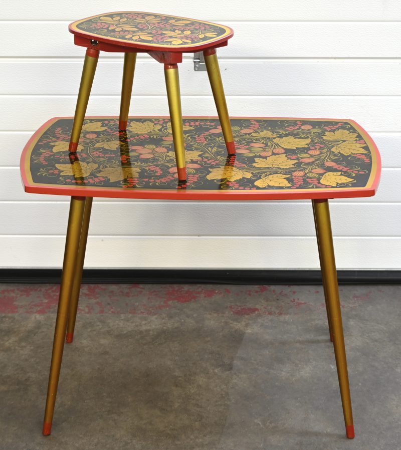 Een set van 2 Russische Khokloma handbelschilderde vintage tafeltjes met florale motieven.
