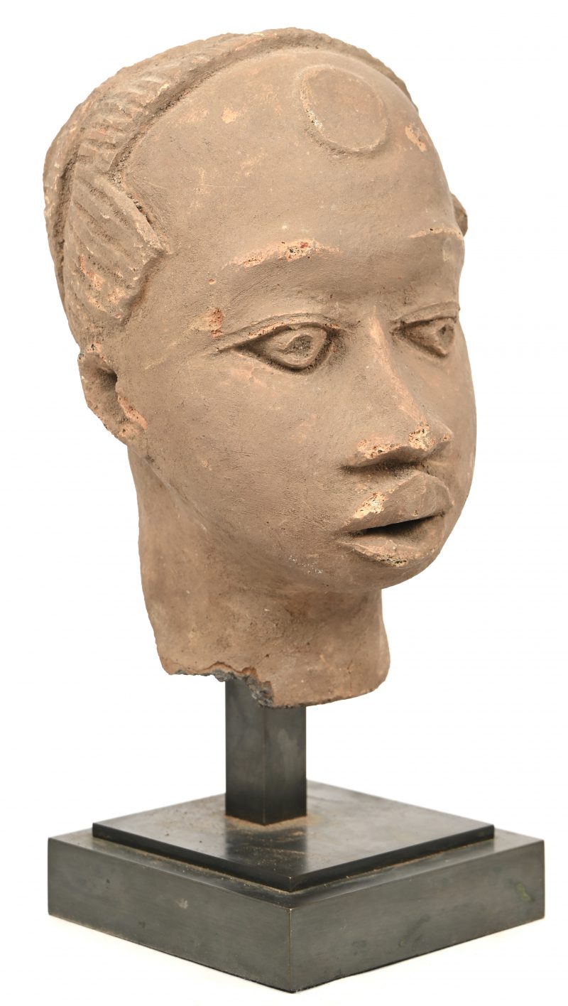 Hoofdje van terracotta, op voet. Herkomst Nigeria.