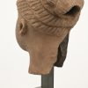 Hoofdje van terracotta, op voet. Herkomst Nigeria.