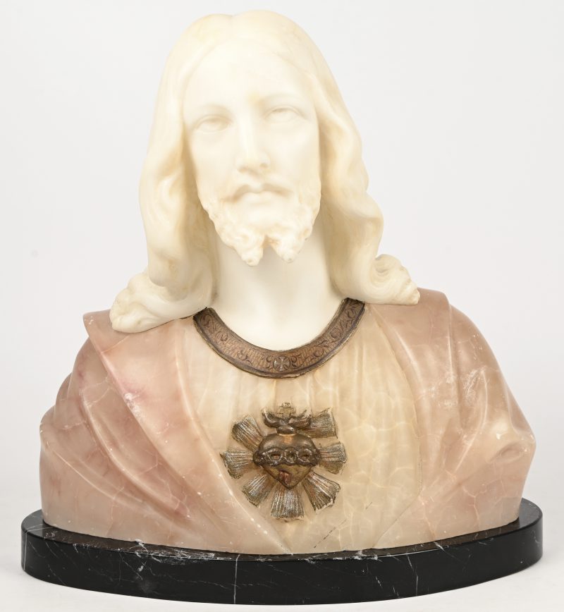 Albasten buste van Christus op marmeren voet.