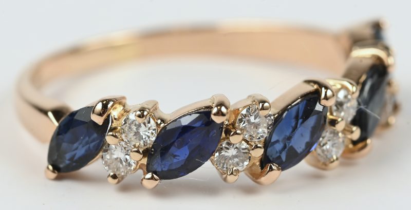 Een 18 kt roze gouden ring bezet met briljanten met een gezamenlijk gewicht van +- 0,20 ct. en vijf in marquise geslepen saffieren met een gezamenlijk gewicht van +- 0,50 ct.