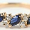 Een 18 kt roze gouden ring bezet met briljanten met een gezamenlijk gewicht van +- 0,20 ct. en vijf in marquise geslepen saffieren met een gezamenlijk gewicht van +- 0,50 ct.
