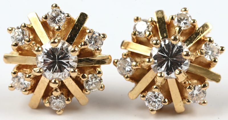 Een paar 18 kt geelgouden oorbellen bezet met briljanten met een gezamenlijk gewicht van +- 0,70 ct.