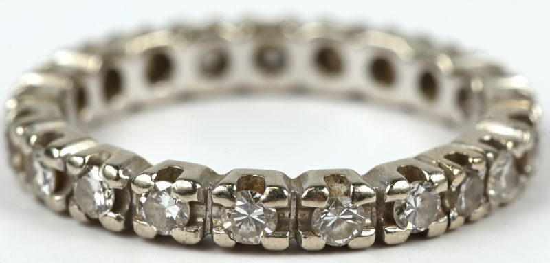 Een 18 kt witgouden Amerikaanse trouwring bezet met briljanten met een gezamenlijk gewicht van +- 0,44 ct.