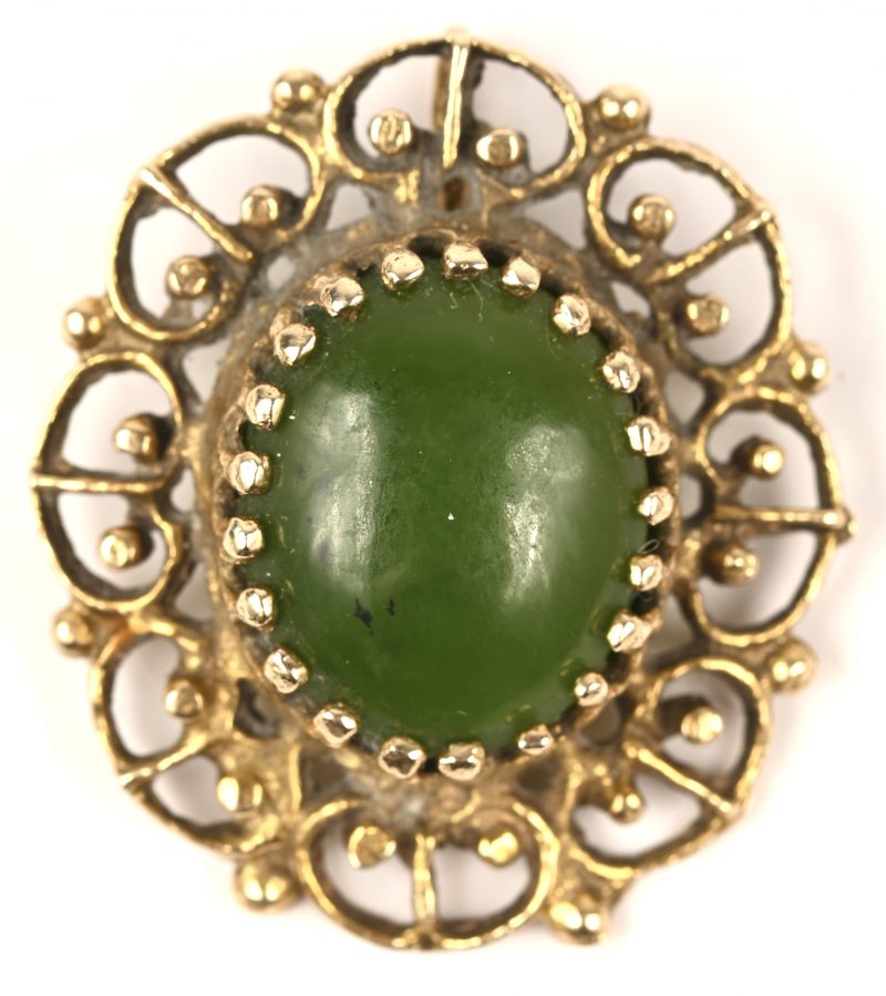 Een 14 kt geelgouden hanger bezet met jade.