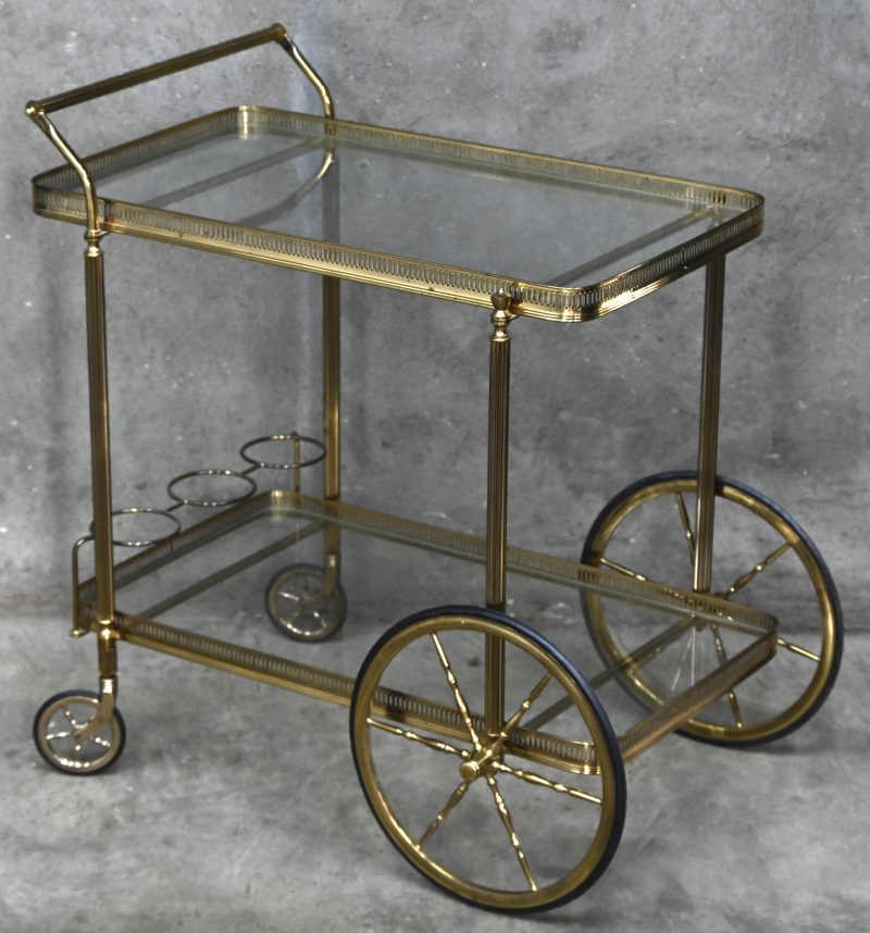 Een vintage serveerwagen, messing en glas.