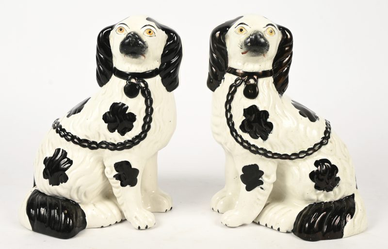 Een paar porseleinen craquellé Staffordshire honden.