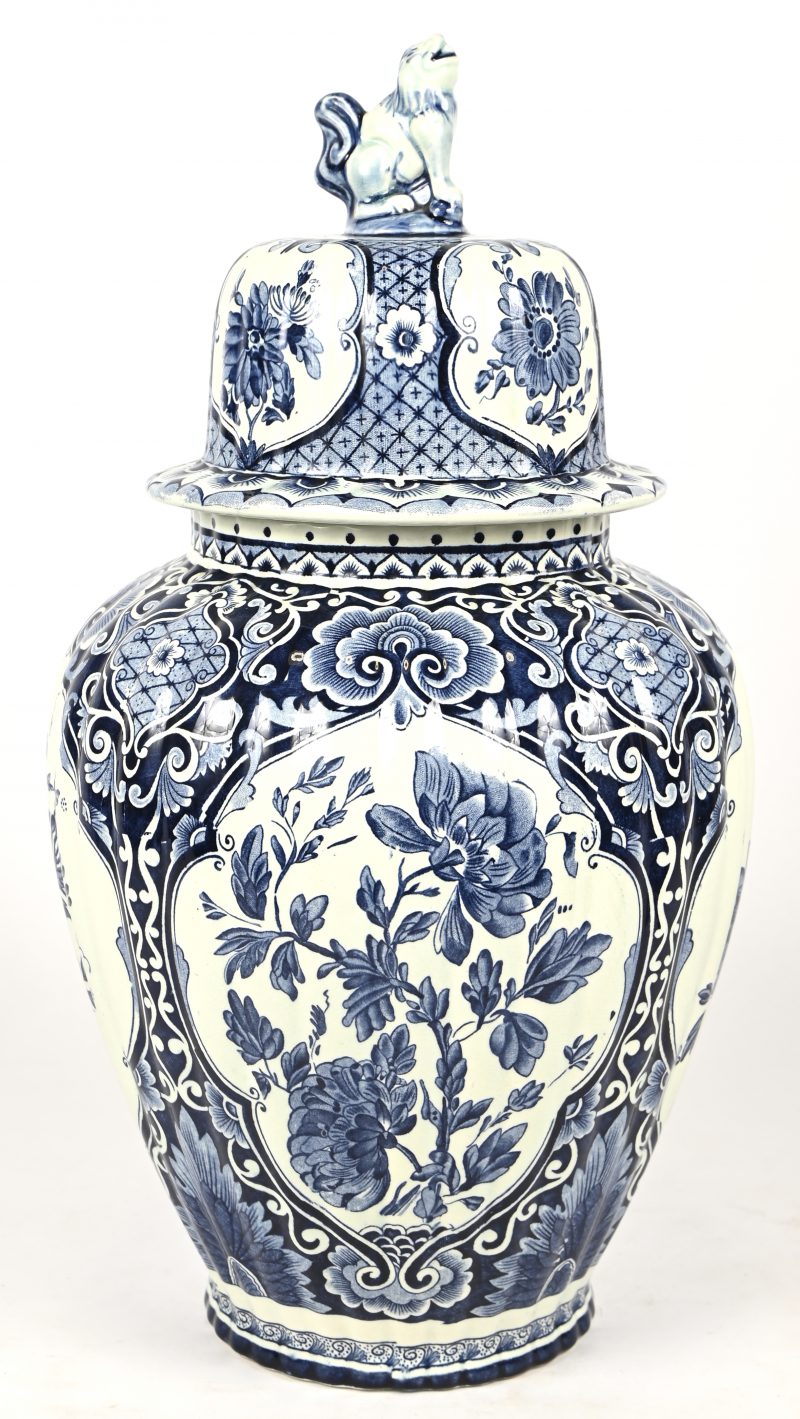 Dekselvaas van blauw-wit Delfts porselein. Petrus Regout, Maastricht.