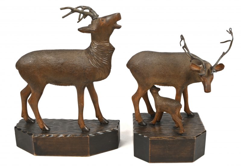 Hertenpaar met kalf. Een paar houten beeldjes met metalen gewei.