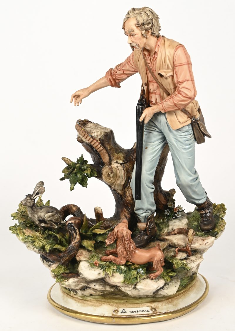 ‘La Sorpresa’, de verrassing. Capo di Monte beeldje van een jager en zijn prooi. Kleine schade rondom.