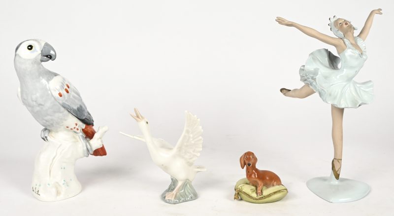Een lot van vier beeldjes. Een ballerina van kunststof, een papegaai, een Lladro zwaan en een Capo di Monte hondje met schade.