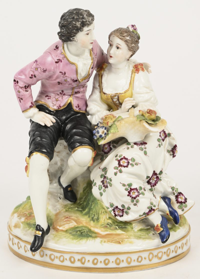 ‘Verliefd koppeltje’. Porseleinen groepje, gemerkt; Buen Retiro. Het hoofd van de vrouw is gelijmd.