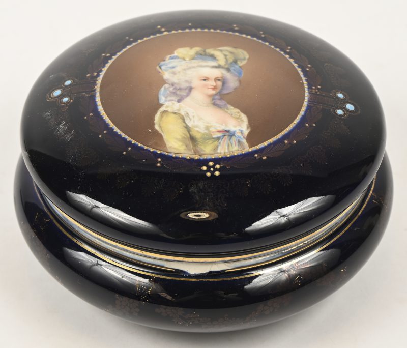 Porseleinen bonbonnière, diepblauw met de afbeelding van een edeldame. Schilferschade aan de rand.