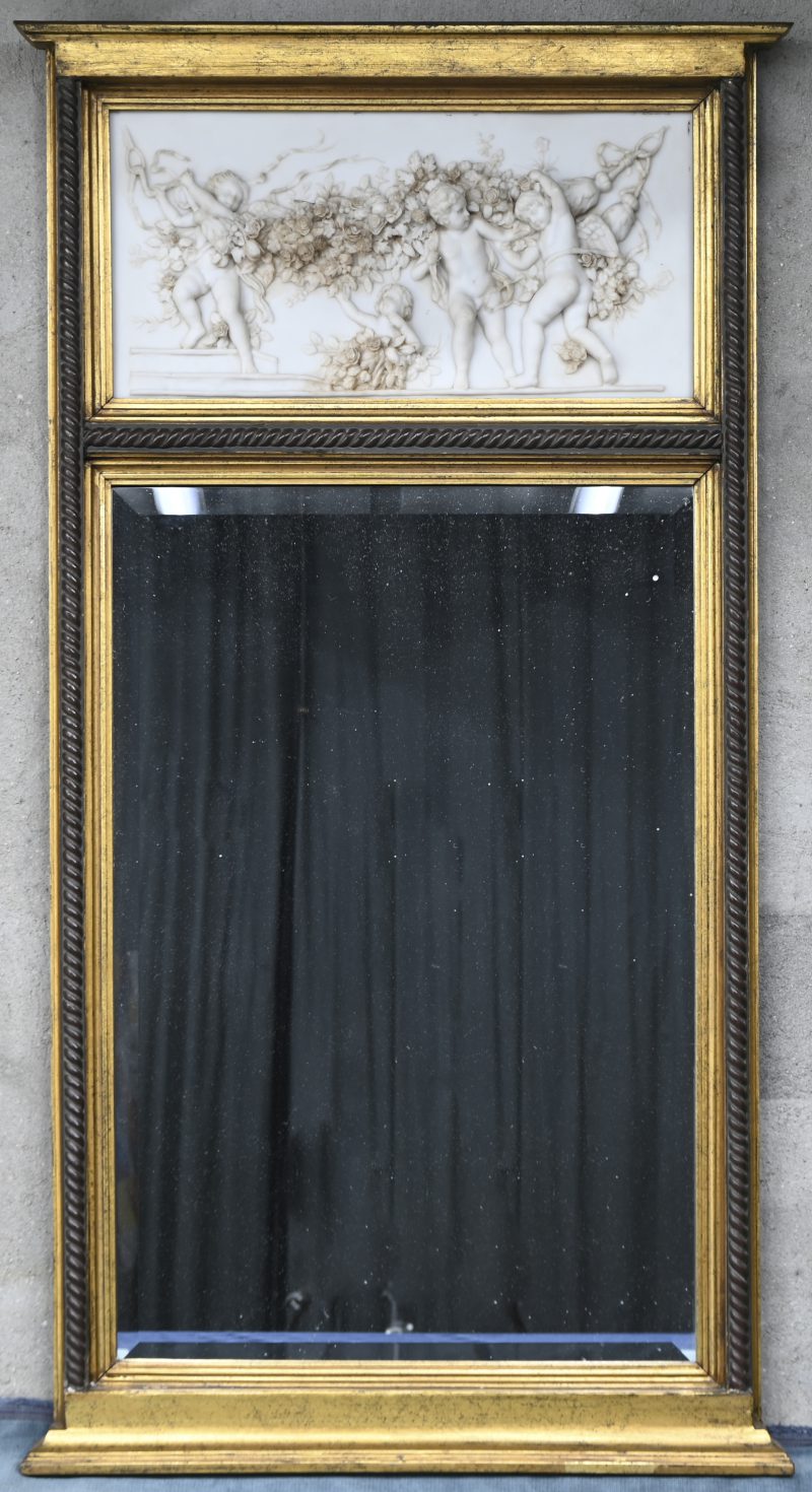 Geslepen spiegel met een bas-reliëf van putti en een bloemenkrans, composietmarmer.