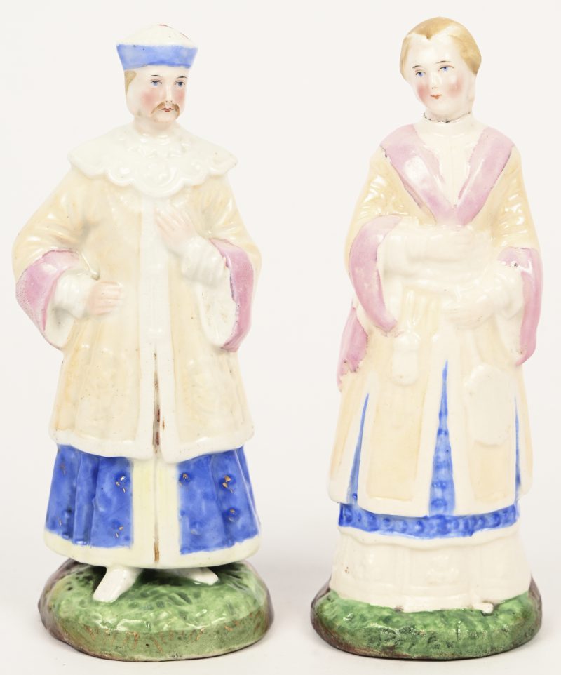 Een paar Staffordshire beeldjes van een koppel in oosterse kledij. De vrouw heeft een bakfout en het hoofdje is gelijmd.