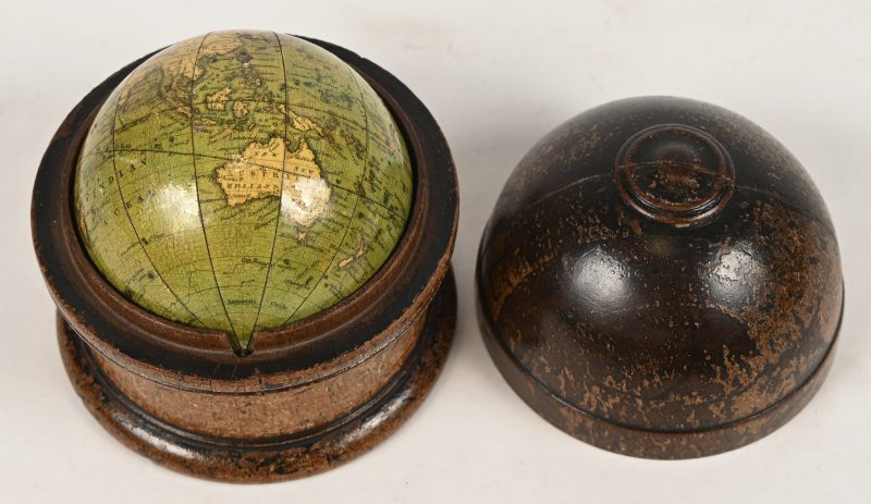 ‘Newton’s new and improved terrestrial globe’. Kleine reisglobe in originele houten opbergdoos. Published by Newton & son, Londen, 1830-38. Met schade aan de westkust van Afrika.