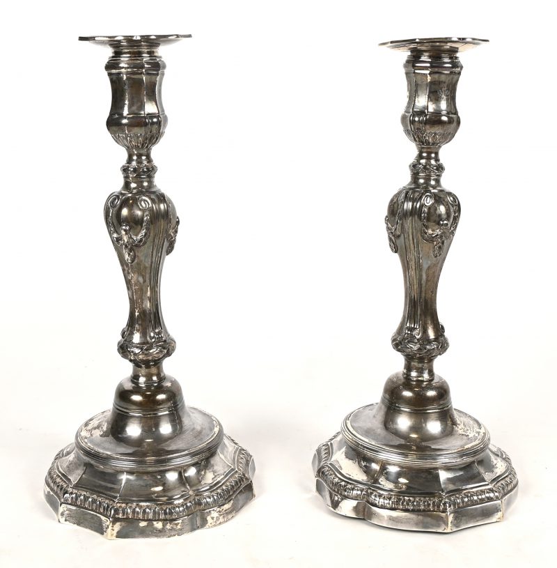 Een paar zilveren kandelaars, Lille (F). Makersmerkteken; JB. Jaarmerk; gekroonde Fleur de Lis (1776-1780). 1035 g.