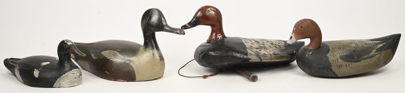 Een lot van vier oude polychrome lokeenden. 1 van de eenden heeft een loden ballast en ‘anker’.