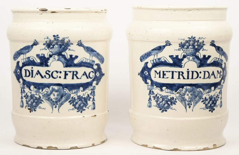 Een paar 18e eeuwse apothekerspotten van Delfts aardewerk. Met de opschriften; DIASC:FRAC en METRID:DAM