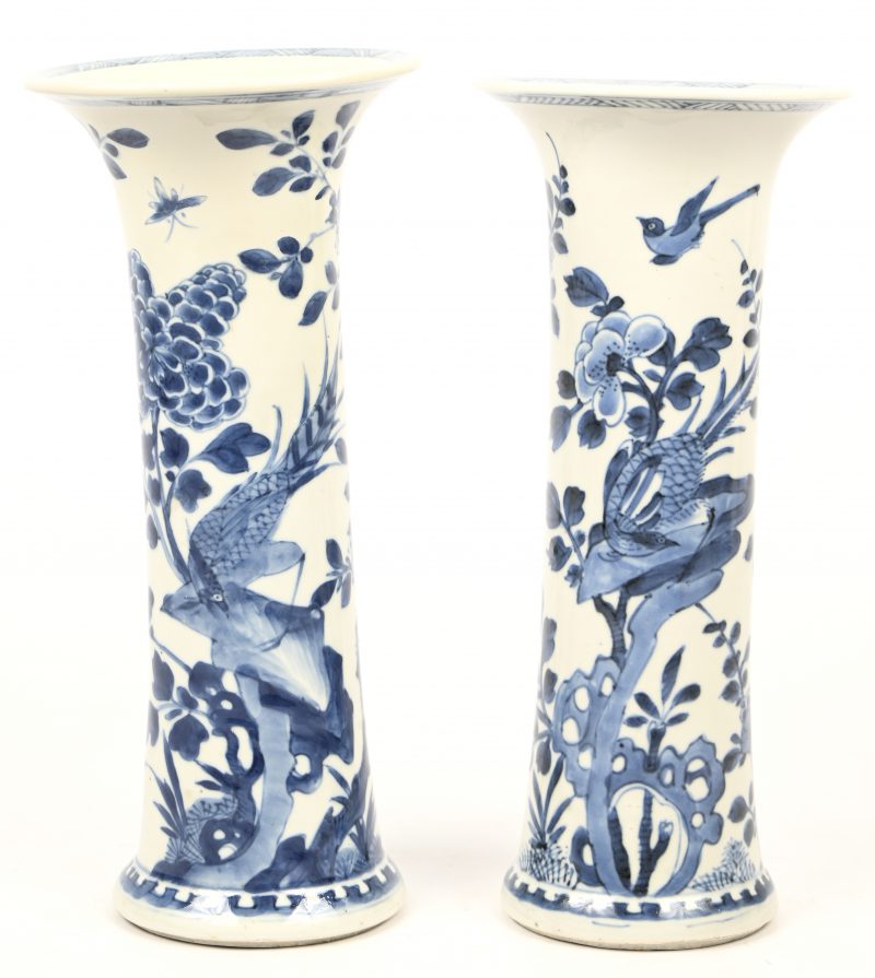 Een paar kraagvazen van blauw en wit geglazuurd Chinees aardewerk. Niet gemerkt.