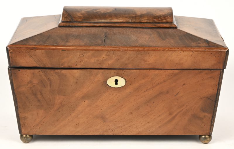 Een laat 19e eeuwse gefineerd houten tea-caddy. Binnenin ontbreken enkele delen alsook sleutel manco.