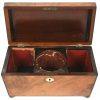 Een laat 19e eeuwse gefineerd houten tea-caddy. Binnenin ontbreken enkele delen alsook sleutel manco.