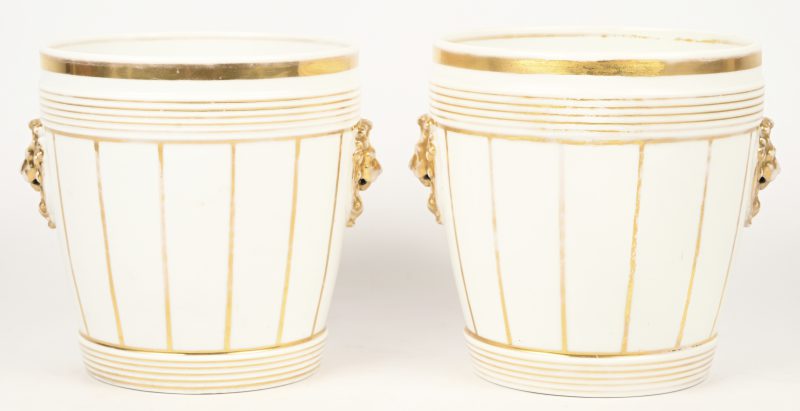 Een set van 2 19e eeuwse Franse porseleinen cache-pots met vergulde leeuwenkoppen geflankeerd.