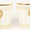 Een set van 2 19e eeuwse Franse porseleinen cache-pots met vergulde leeuwenkoppen geflankeerd.