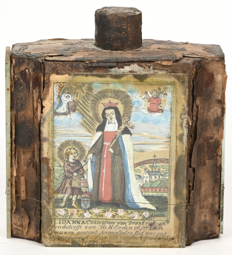 Een 18e eeuwse theebus, blik met papier en glas, met de Heilige Ioanna afgebeeld alsook oud Nederlands. Te restaureren.