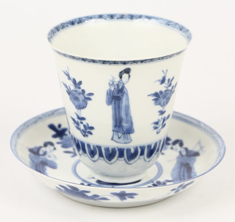 Een Chinees porseleinen kop en schoteltje, blauw op wit decor, onderaan het bordje gemerkt ‘Chenghua Nian Zhi’, Kangxi revival, circa 1900.