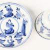 Een Chinees porseleinen kop en schoteltje, blauw op wit decor, onderaan het bordje gemerkt ‘Chenghua Nian Zhi’, Kangxi revival, circa 1900.
