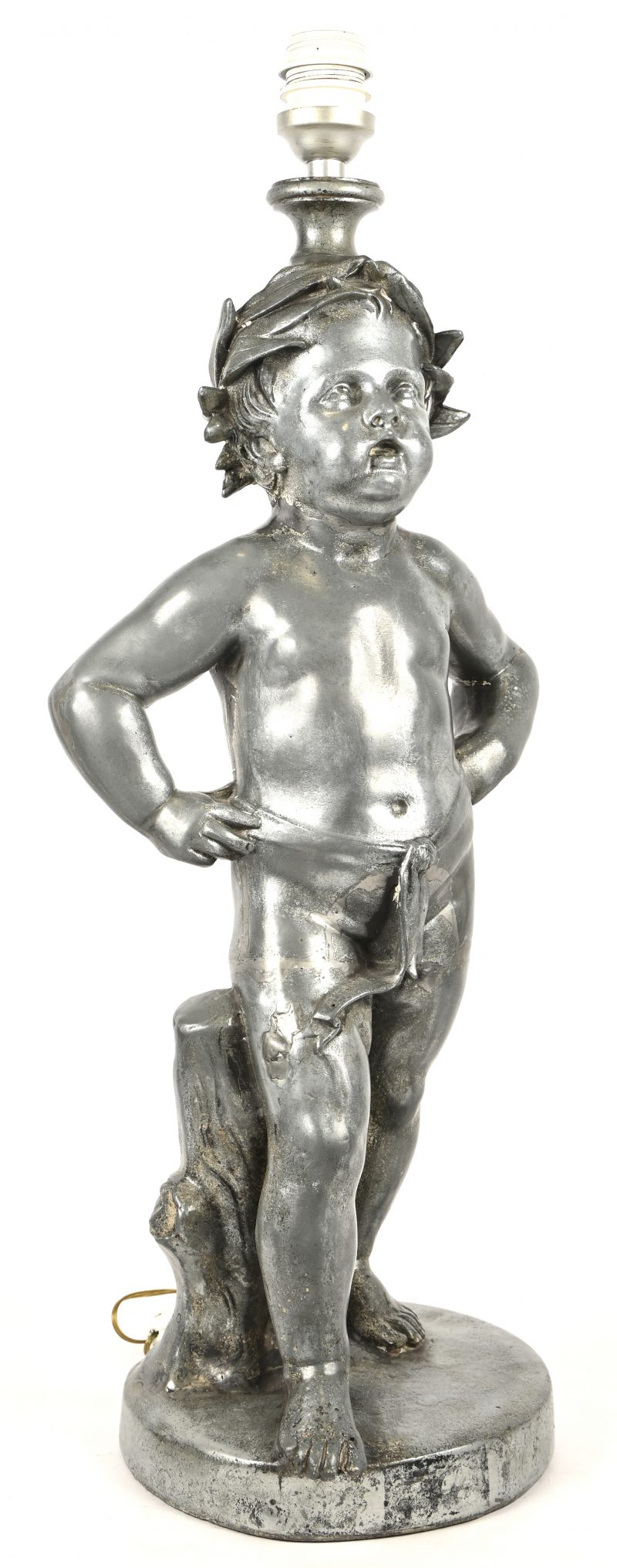 Een grote vertinde metalen lampenvoet voorstellend een putti met lauwerkrans.