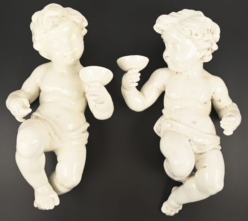 Een set van 2 grote antieke porseleinen wandkandelaars met putti.