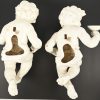 Een set van 2 grote antieke porseleinen wandkandelaars met putti.