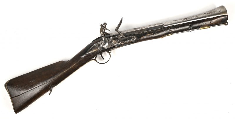 Een antieke Engelse donderbus, gemerkt met de leeuw van de Oost Indische Compagnie en gedateerd 1814.