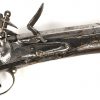 Een antieke Engelse donderbus, gemerkt met de leeuw van de Oost Indische Compagnie en gedateerd 1814.