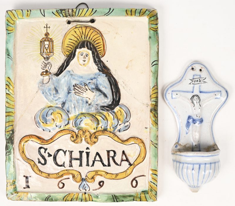 Een keramisch paneel met de heilige Chiara, gedateerd 1696, gerestaureerd. Toegevoegd een aardewerken wijwatervat vermoedelijk uit de 18e eeuw.