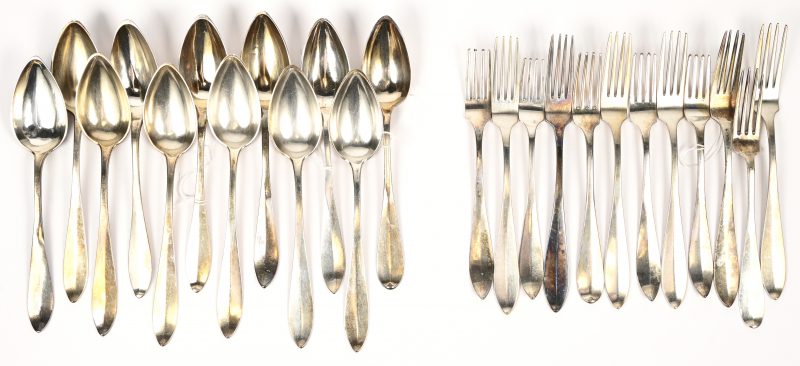 Een lot van 24 zilveren vorken en lepels van gevarieerd makelij waaronder 3 gemerkt Delheid, verder hoofdzakelijk Belgische keuren waaronder van voor 1868. 1335 gram.