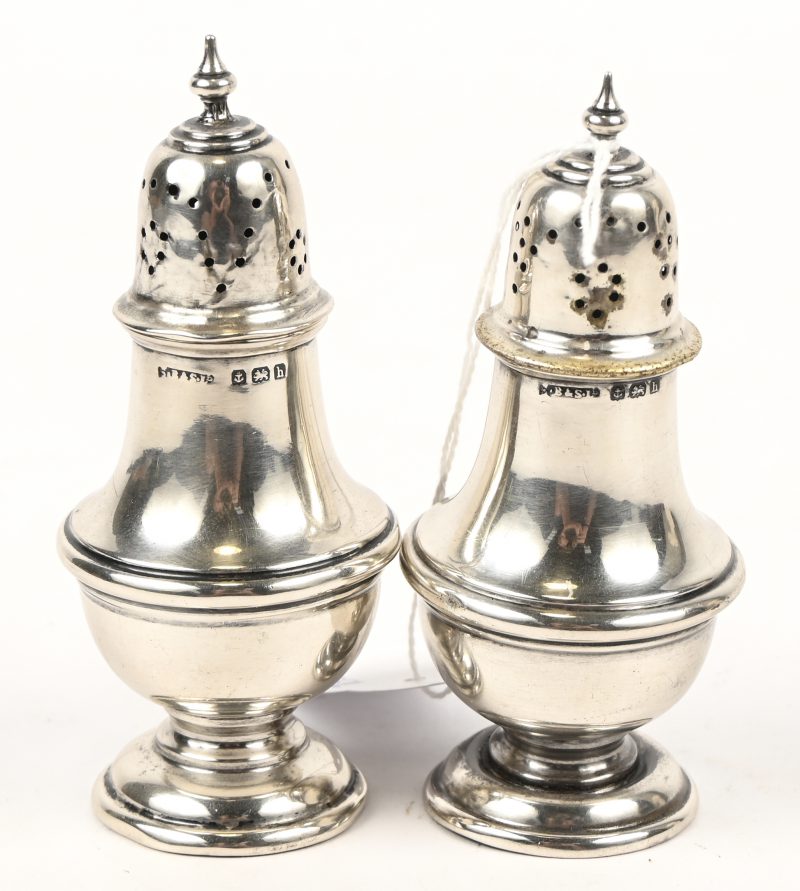Een set van 2 zoutvaatjes gemerkt Birmingham, England, jaarletter h, 1907 en makers merk B&S Ld.