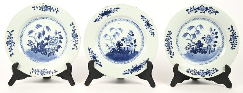 Een set van 3 Chinees porseleinen borden met een blauw op wit decor van een tuintje. Qianlong decor.