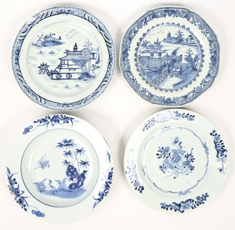 Een set van 4 Chinees porseleinen borden met een blauw op wit decor van flora en pagodes. Qianlong decor. Schilfers en haarlijn.